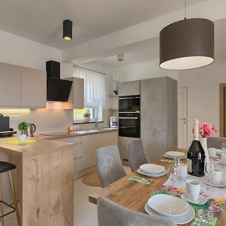 Semesterbostad Lucas *